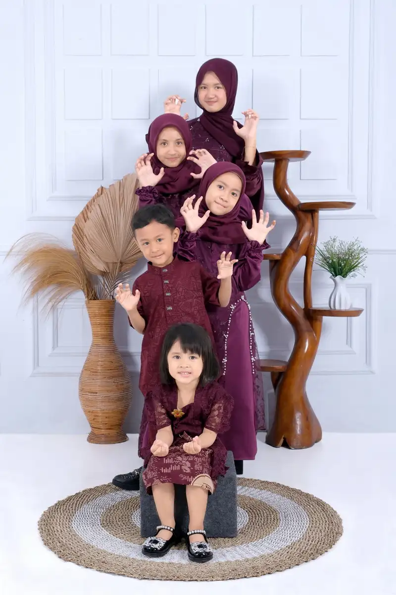 Foto keluarga besar di Studio Kuningan Ajid - potret family group